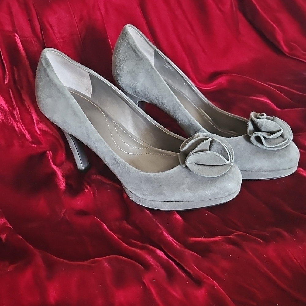 Tahari Gray Suede Platform Heels with Decorative Rosette